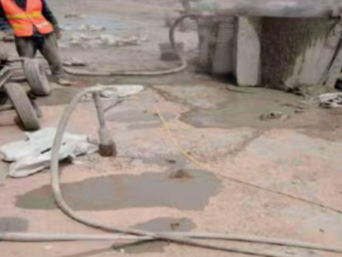 平邑水泥混凝土路面板底注浆技术 路面脱空注浆整治方案